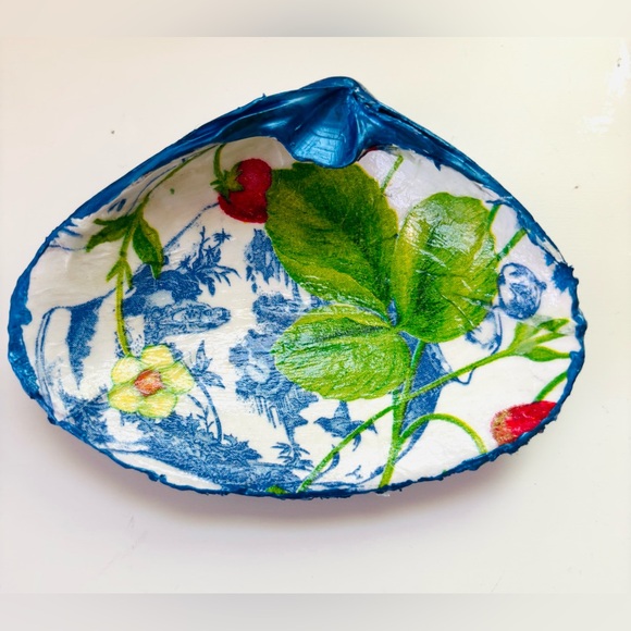 Handcrafted Clam Shell Ring Dish With Strawberry Vase Decoupage Design - Picture 3 of 4